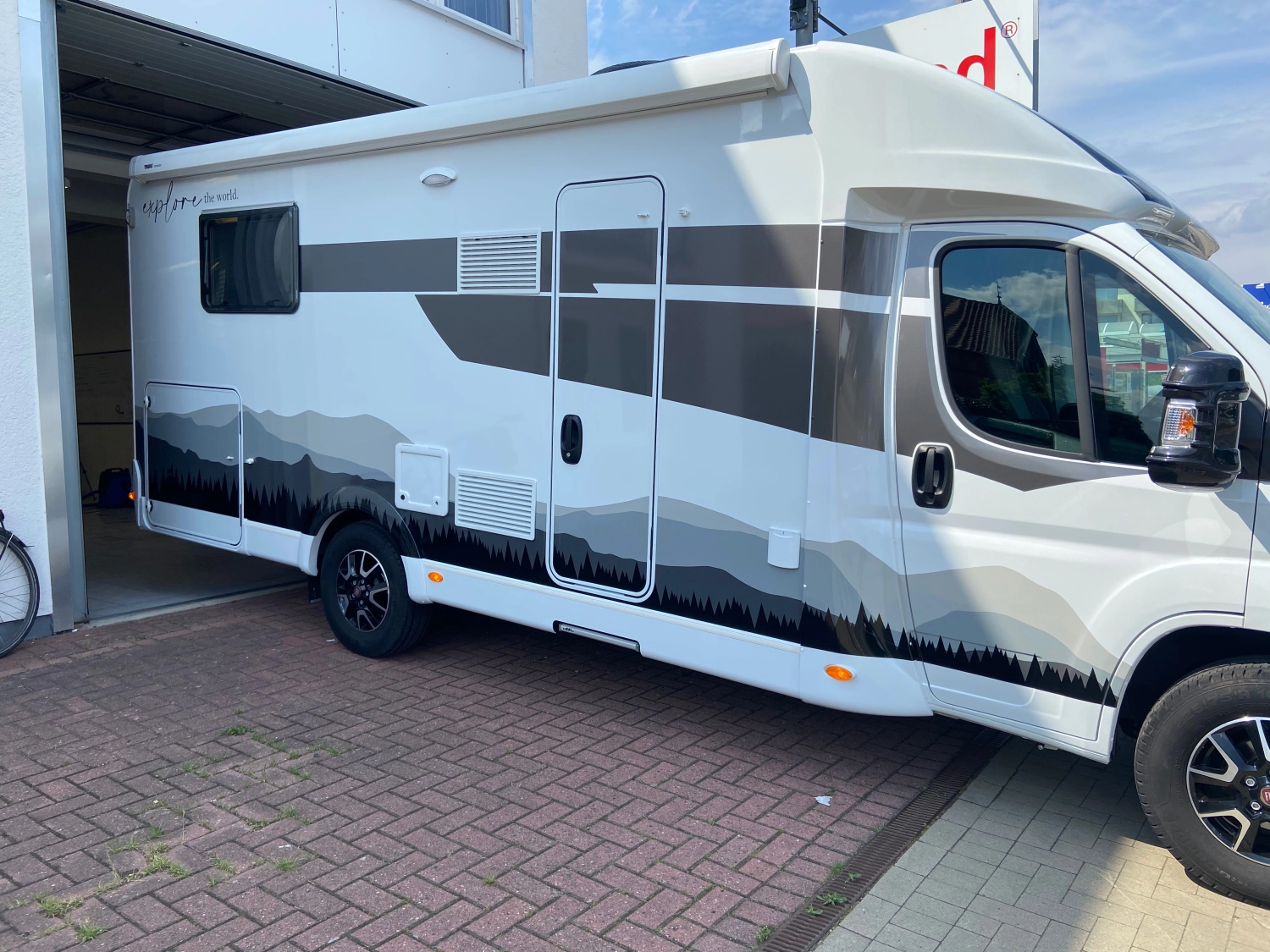 M23-FOLIERUNG, Transporterbeschriftung, Berge und Baumlandschaft